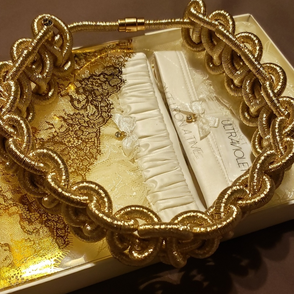 Statement Gold choker..